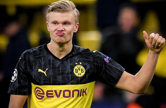 年轻人太着急！爱德华兹突破造犯规没给 随后疯狂大跳大叫要犯规（未吹犯规！爱德华兹突破后连跳连喊索判，年轻人太心急）