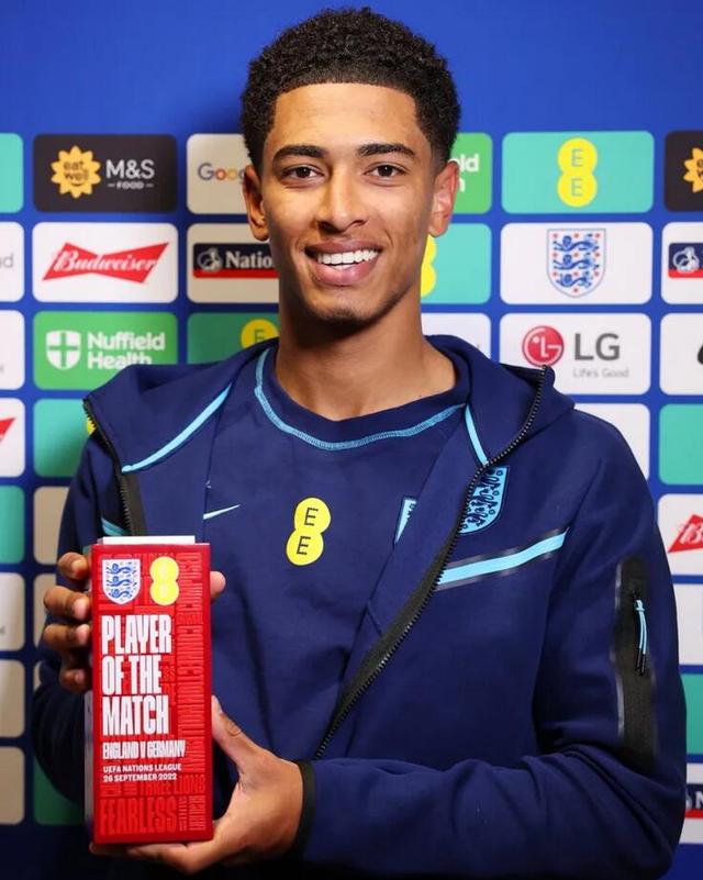 齐达内晒和樊振东打球照片，足球界与乒乓球界梦幻联动，网友：好帅！